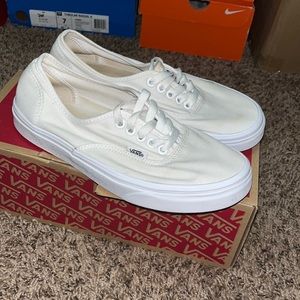 M7/W8.5 White Authentic Vans